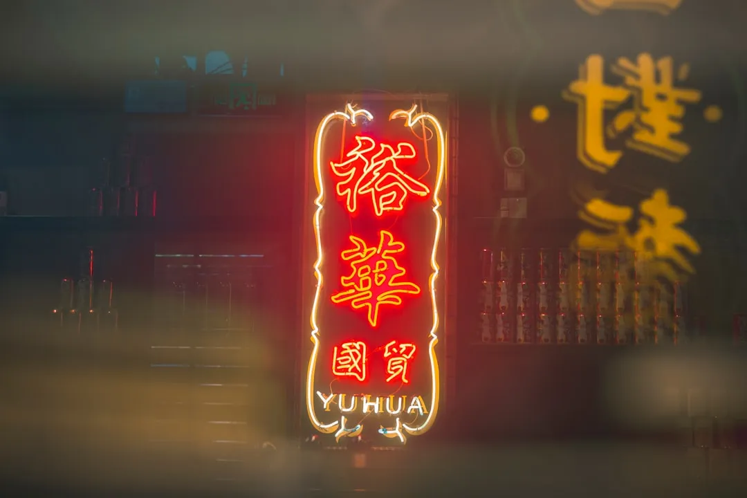 2025年手机钢化膜生产工艺升级：热弯与AR镀膜技术解析