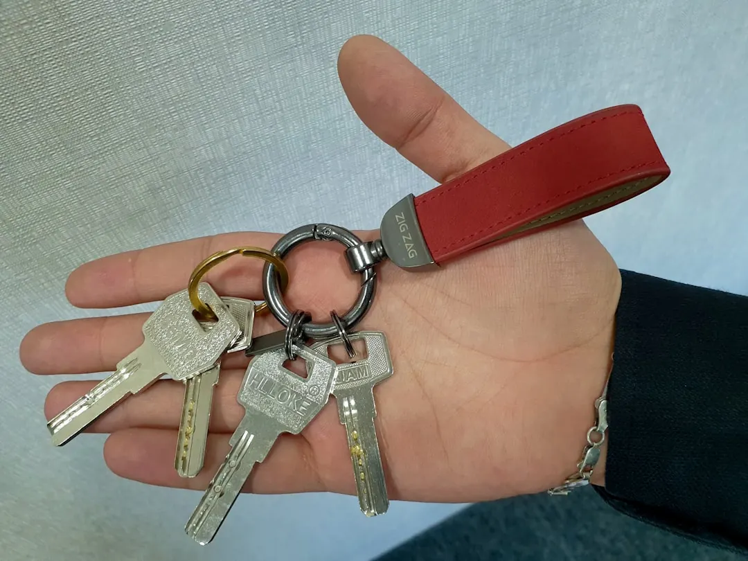 深圳墨冰科技手机壳与钢化膜材质性能对比分析